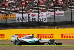 Lewis Hamilton, Mercedes AMG F1 W06 passe devant des bannières de soutien