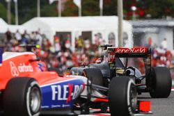 Pastor Maldonado, Lotus F1 E23 leads Alexander Rossi, Manor Marussia F1 Team