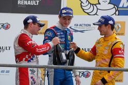 Podio: ganador de la carrera Oliver Rowland, Fortec Motorsports, el segundo lugar Egor Orudzhev, Ard