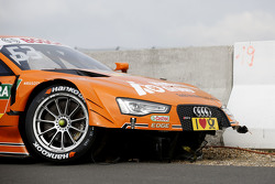 La voiture endommagée de Jamie Green, Audi Sport Team Rosberg Audi RS 5 DTM