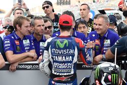 Le deuxième, Jorge Lorenzo, Yamaha Factory Racing, avec Davide Marelli, Wilco Zeelenberg et son team