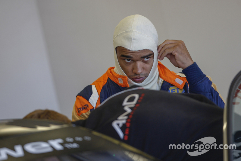 Nicolas Hamilton se prepara para entrar no carro