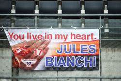 Pancartas tributo a Jules Bianchi