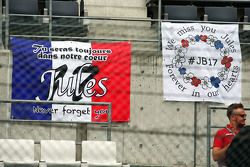 Pancartas tributo a Jules Bianchi