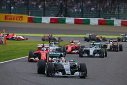 Льюис Хэмилтон, Mercedes AMG F1 W06 лидирует на старте гонки