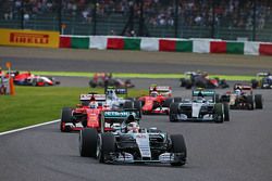 Lewis Hamilton, Mercedes AMG F1 W06 aan de leiding bij de start