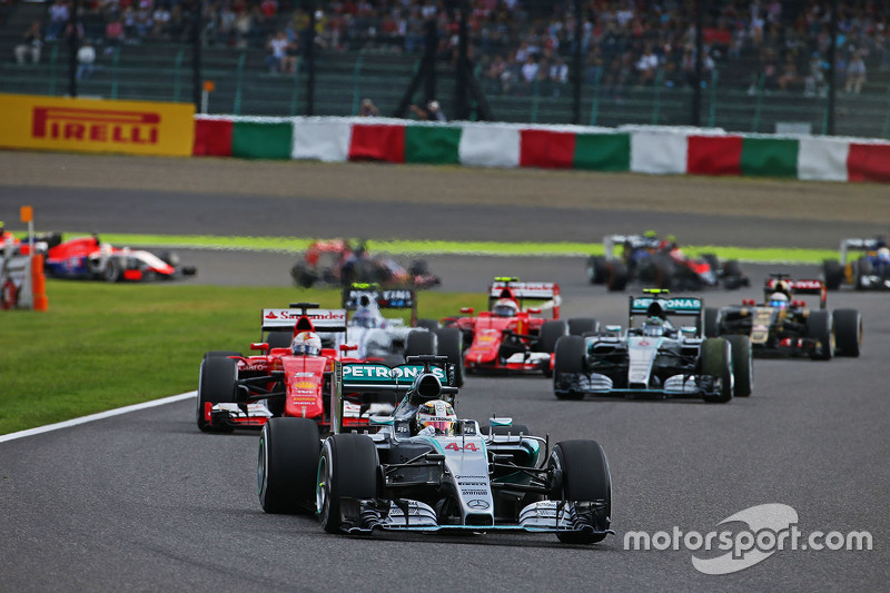 Lewis Hamilton, Mercedes AMG F1 W06 leads at the start of the race