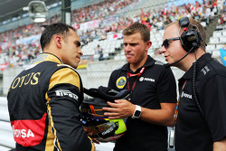 Pastor Maldonado, Lotus F1 Team con Mark Slade, Lotus F1 Team Ingeniero de carrera en la parrilla