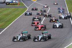 Lewis Hamilton, Mercedes AMG F1 W06 aan de leiding bij de start