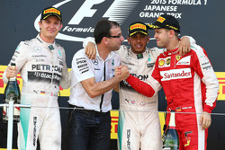 Podio: ganador de la carrera Lewis Hamilton, de Mercedes AMG F1 W06, el segundo lugar Nico Rosberg,