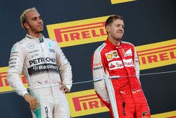 Winnaar Lewis Hamilton, Mercedes AMG F1 Team en derde plaats Sebastian Vettel, Ferrari