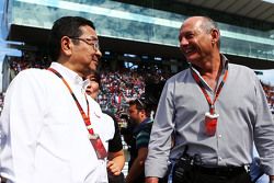 Takahiro Hachigo, CEO de Honda y Ron Dennis, presidente ejecutivo de McLaren en la parrilla