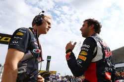 Daniel Ricciardo, de Red Bull Racing con Stuart Smith, Red Bull Racing Physio en la parrilla