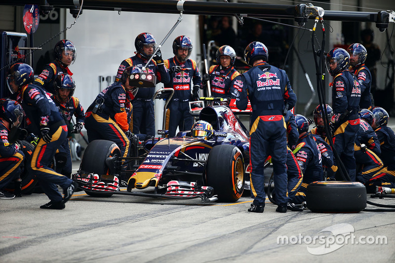 Carlos Sainz Jr., Scuderia Toro Rosso STR10 makes a pit stop and has a front wing change