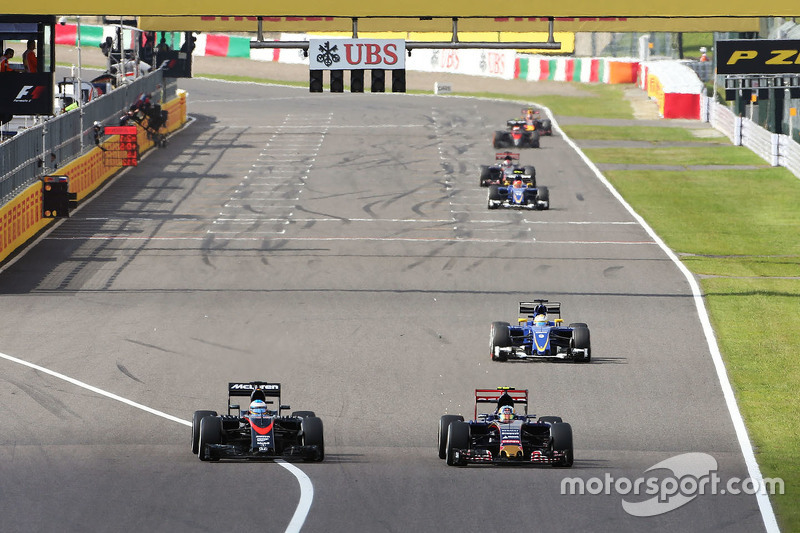 Fernando Alonso, McLaren MP4-30 and Carlos Sainz Jr., Scuderia Toro Rosso STR10 battle for position