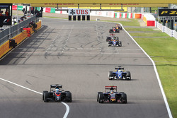 Fernando Alonso, McLaren MP4-30 et Carlos Sainz Jr., Scuderia Toro Rosso STR10 en lutte pour une position