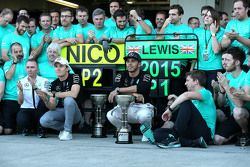 Race winner Lewis Hamilton, Mercedes AMG F1 Team, second place Nico Rosberg, Mercedes AMG F1 Team celebrate with the team