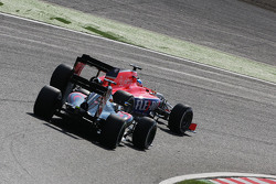 Will Stevens, Manor F1 Team devant Fernando Alonso, McLaren MP4-30