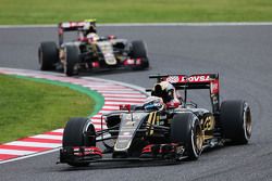 Romain Grosjean, Lotus F1 E23 davanti al compagno di squadra Pastor Maldonado, Lotus F1 E23