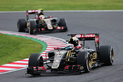 Ромен Грожан, Lotus F1 E23 едет впереди Пастора Мальдонадо, Lotus F1 E23