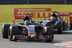 Карлос Сайнс мл., Scuderia Toro Rosso STR10 едет впереди Макса Ферстаппена, Scuderia Toro Rosso STR1