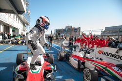 Felix Rosenqvist, Prema Powerteam Dallara F312 - Mercedes-Benz, siegt und holt sich den Meistertitel