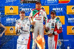 Podium : le vainqueur Yvan Muller, Citroën C-Elysee WTCC, Citroën World Touring Car team, le deuxième, Gabriele Tarquini, Honda Civic WTCC, Honda Racing Team, le troisième, Jose Maria Lopez, Citroën C-Elysée WTCC, Citroën World Touring Car team