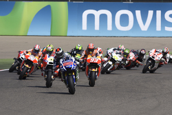 Start: Jorge Lorenzo, Yamaha Factory Racing leads