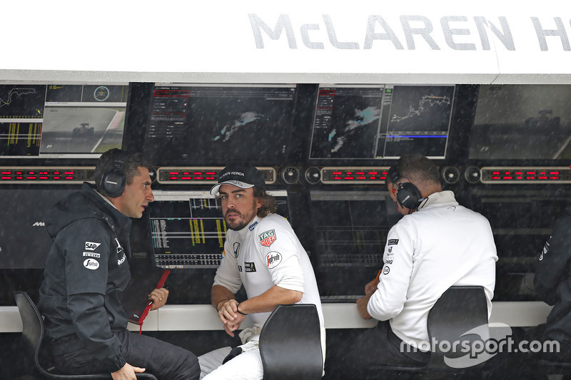 Fernando Alonso, McLaren op de pitmuur met ingenieur Andrea Stella