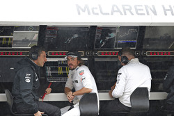 Fernando Alonso, McLaren op de pitmuur met ingenieur Andrea Stella