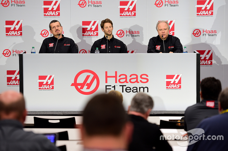 Haas F1 Team's Gunther Steiner, Romain Grosjean y Gene Haas