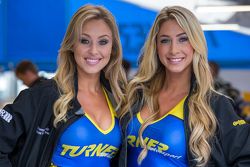 Chicas de Turner Motorsport en el paddock