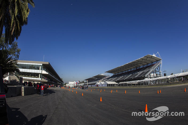 Inauguración del Autódromo Hermanos Rodríguez para el GP de México