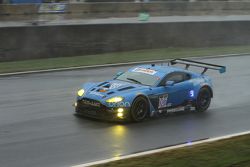 Кристина Нильсен, Брэндон Дэвис и Куно Виттмер, Aston Martin V12 Vantage