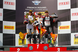 Podium : le deuxième Kenan Sofuoglu, Kawasaki Puccetti Racing, le vainqueur P. J. Jacobsen, CORE