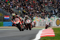 Chaz Davies, Ducati Team, et Leon Haslam, Aprilia Racing Team