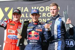 Podium : Le vainqueur Timmy Hansen, Team Peugeot Hansen, Andreas Bakkerud, Olsbergs MSE (2e), et Johan Kristoffersson, Volkswagen Team Sweden (3e)