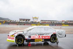 Auto con la cubierta para la lluvia en el pit lane