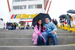 Aficionados en las tribunas con la lluvia