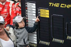 Winner Kevin Harvick, Stewart-Haas Racing Chevrolet