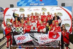 Il vincitore Kevin Harvick, Stewart-Haas Racing Chevrolet