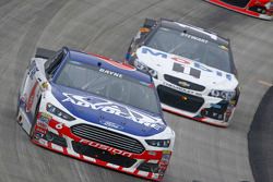 Trevor Bayne, Roush Fenway Racing Ford y Tony Stewart, Stewart-Haas Racing Chevrolet