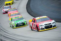 Kevin Harvick, Stewart-Haas Racing Chevrolet et Kyle Busch, Joe Gibbs Racing Toyota