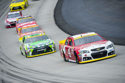 Kevin Harvick, Stewart-Haas Racing Chevrolet et Kyle Busch, Joe Gibbs Racing Toyota