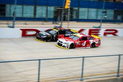 Kevin Harvick, Stewart-Haas Racing Chevrolet en Martin Truex Jr., Furniture Row Racing Chevrolet