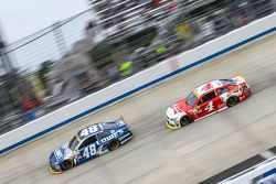 Jimmie Johnson, Hendrick Motorsports Chevrolet and Kevin Harvick, Stewart-Haas Racing Chevrolet