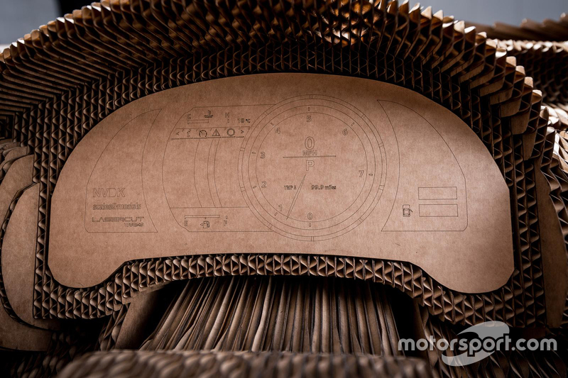 Une Lexus IS en carton