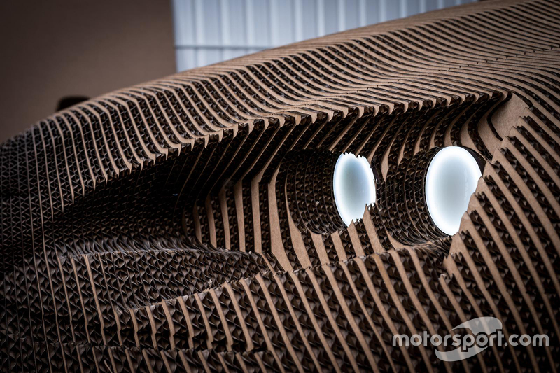 Une Lexus IS en carton