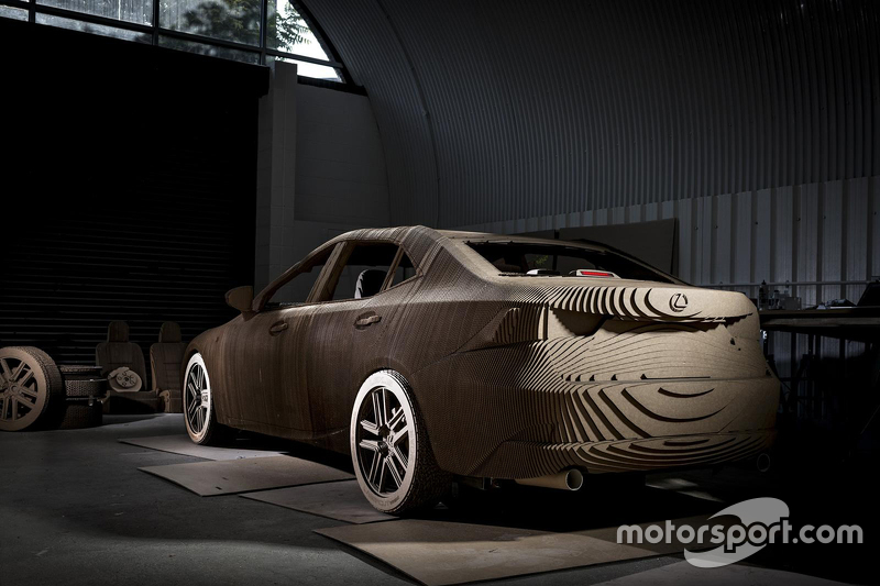 Une Lexus IS en carton