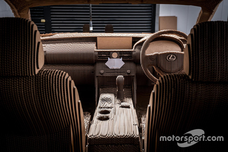 Une Lexus IS en carton